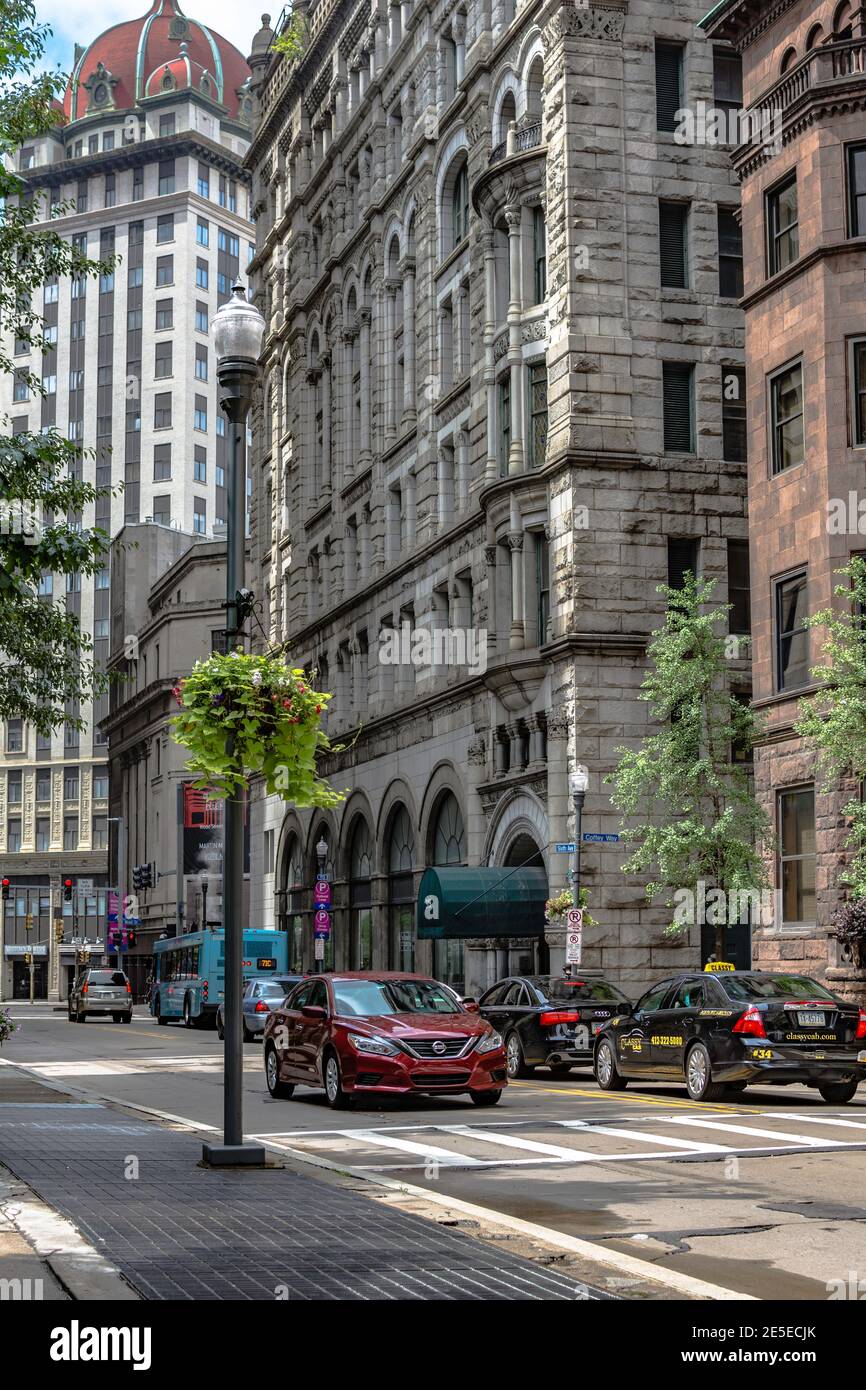 Pittsburgh, Pennsylvania, USA - 30. Juli 2016: Blick auf Autos, die auf einer Stadtstraße in der Innenstadt von Pittsburgh fahren. Stockfoto