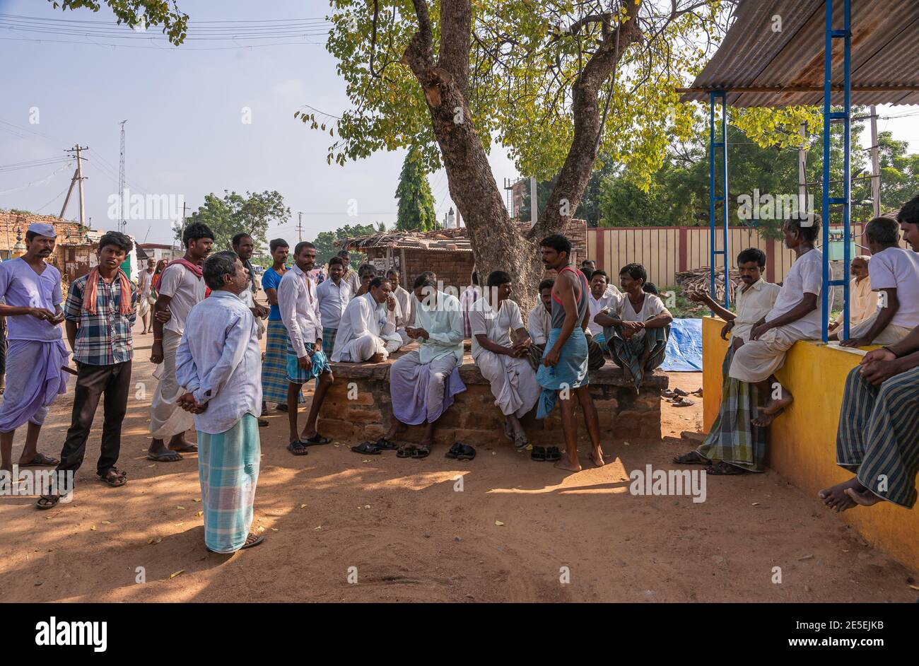 Siddanakolla, Karnataka, Indien - 7. November 2013: Demokratie bei der Arbeit: Dorftreffen zur Lösung des Bauernstreits. 2 Seiten machen ihre Punkte in der Arena. Stockfoto