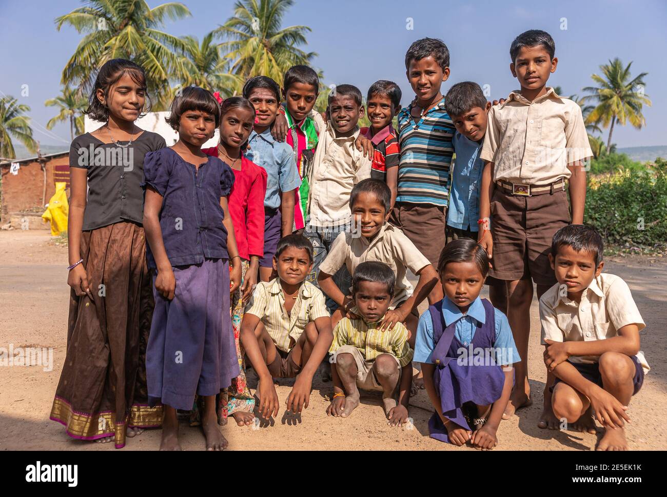 Siddanakolla, Karnataka, Indien - 7. November 2013: Große Gruppe von Kindern, Jungen und Mädchen posieren zusammen unter blauem Himmel. Kleidung sorgt für Farbe. Ein bisschen gré Stockfoto