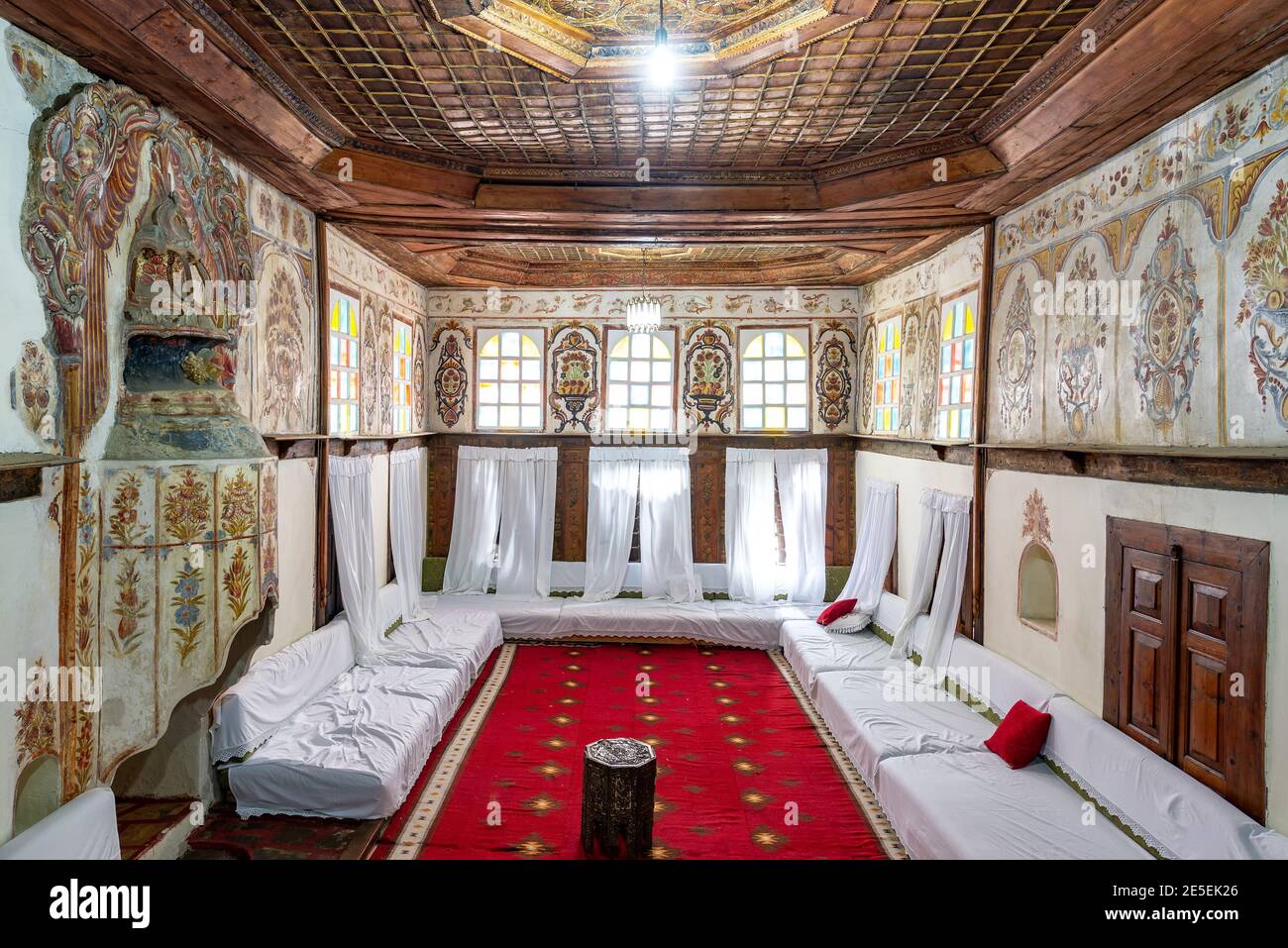 Interieur des historischen osmanischen Hauses in Gjirokaster, Albanien Stockfoto