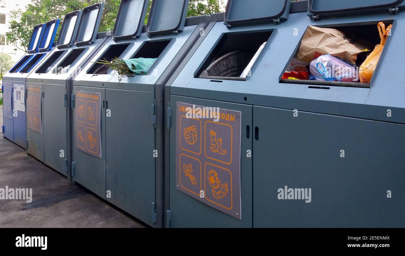 Abfallbehälter für gemischte und getrennte Abfallsammlung, Moskau, 22.06.2020 Stockfoto