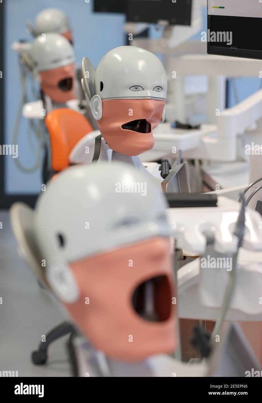 Leipzig, Deutschland. Januar 2021. Phantompatienten warten in der Zahnmedizin an der Universität Leipzig. Sie können nicht lernen, ein Zahnarzt online zu sein. Daher sollte die Ausbildung der 274 Zahnmedizinstudenten 'am Patienten' auch in der Corona-Krise möglich bleiben. Die Laborarbeit wurde verkleinert, die Kurse geviertelt und dann halbiert. Hygienekonzepte werden ständig an die Arbeit an echten Patienten angepasst. Schließlich müssen die angehenden Zahnärzte in der Lage sein, sicher eine Füllung zu machen oder eine Krone vorzubereiten. Quelle: Jan Woitas/dpa-Zentralbild/dpa/Alamy Live News Stockfoto