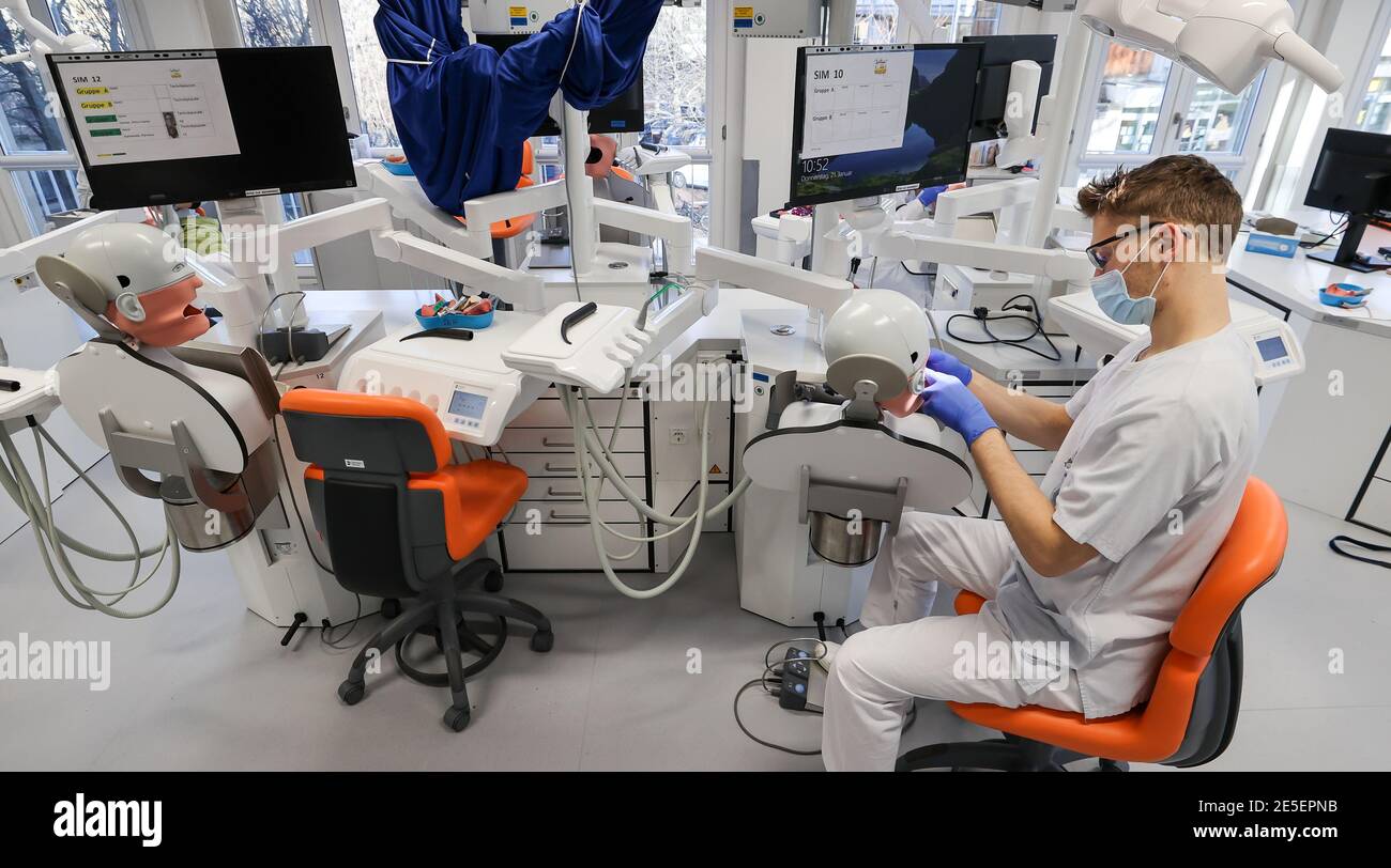21. Januar 2021, Sachsen, Leipzig: Johann Dörschner, Zahnstudent an der Universität Leipzig, praktiziert an einem "Phantompatienten" neben leeren Nachbarsitzen. Sie können nicht lernen, ein Zahnarzt online zu sein. Deshalb sollte die Ausbildung der 274 Zahnmedizinstudenten 'am Patienten' auch in der Corona-Krise möglich bleiben. Die Laborarbeit wurde verkleinert, die Kurse geviertelt und dann halbiert. Hygienekonzepte werden ständig an die Arbeit an echten Patienten angepasst. Schließlich müssen die angehenden Zahnärzte in der Lage sein, sicher eine Füllung zu machen oder eine Krone vorzubereiten. Foto: Jan Woitas/dpa-Zentralbild/dp Stockfoto
