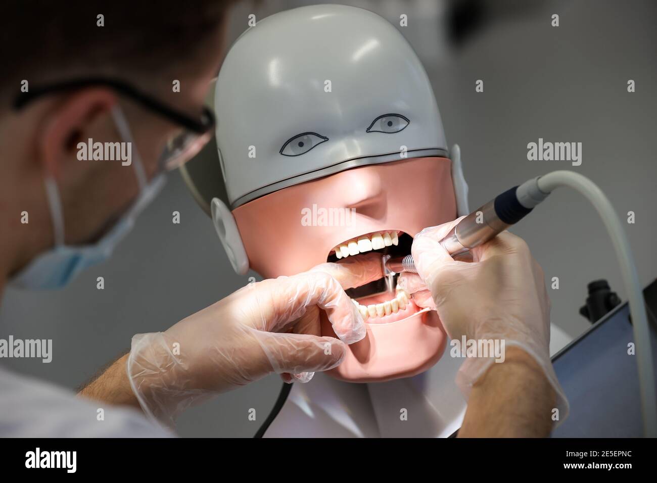 Leipzig, Deutschland. Januar 2021. Johann Dörschner, Zahnmediziner an der Universität Leipzig, praktiziert an einem "Phantompatienten". Sie können nicht lernen, ein Zahnarzt online zu sein. Deshalb sollte die Ausbildung der 274 Zahnmedizinstudenten 'am Patienten' auch in der Corona-Krise möglich bleiben. Die Laborarbeit wurde verkleinert, die Kurse geviertelt und dann halbiert. Hygienekonzepte werden ständig an die Arbeit an echten Patienten angepasst. Schließlich müssen die angehenden Zahnärzte in der Lage sein, sicher eine Füllung zu machen oder eine Krone vorzubereiten. Quelle: Jan Woitas/dpa-Zentralbild/dpa/Alamy Live News Stockfoto