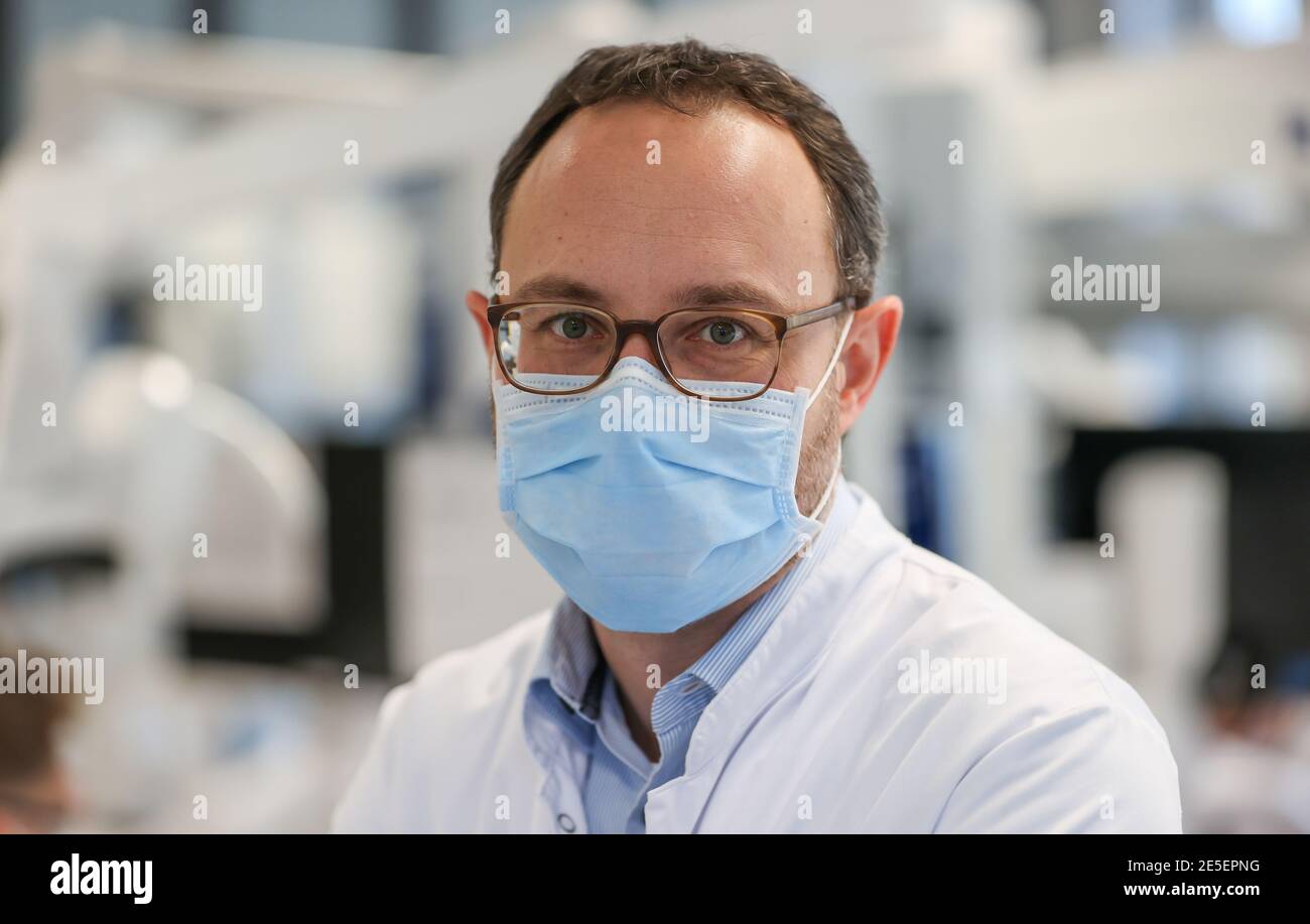 Leipzig, Deutschland. Januar 2021. Prof. Dr. Sebastian Hahnel, Dekan für Zahnmedizin an der Universität Leipzig. Sie können nicht lernen, ein Zahnarzt online zu sein. Daher sollte die Ausbildung der 274 Zahnmedizinstudenten 'am Patienten' auch in der Corona-Krise möglich bleiben. Die Laborarbeit wurde verkleinert, die Kurse geviertelt und dann halbiert. Hygienekonzepte werden ständig an die Arbeit an echten Patienten angepasst. Schließlich müssen die angehenden Zahnärzte in der Lage sein, sicher eine Füllung zu machen oder eine Krone vorzubereiten. Quelle: Jan Woitas/dpa-Zentralbild/dpa/Alamy Live News Stockfoto