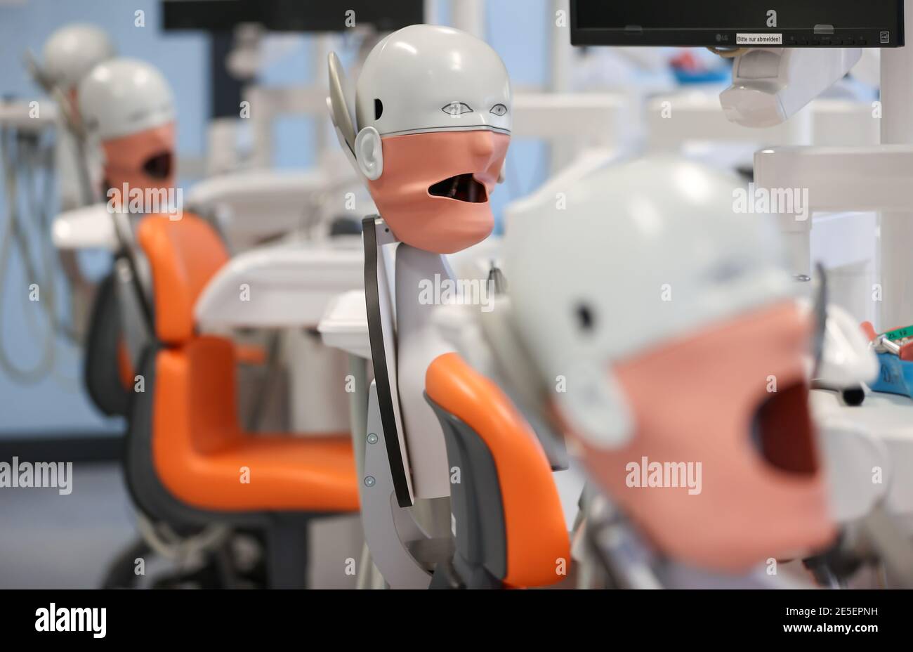 Leipzig, Deutschland. Januar 2021. Phantompatienten warten in der Zahnmedizin an der Universität Leipzig. Sie können nicht lernen, ein Zahnarzt online zu sein. Daher sollte die Ausbildung der 274 Zahnmedizinstudenten 'am Patienten' auch in der Corona-Krise möglich bleiben. Die Laborarbeit wurde verkleinert, die Kurse geviertelt und dann halbiert. Hygienekonzepte werden ständig an die Arbeit an echten Patienten angepasst. Schließlich müssen die angehenden Zahnärzte in der Lage sein, sicher eine Füllung zu machen oder eine Krone vorzubereiten. Quelle: Jan Woitas/dpa-Zentralbild/dpa/Alamy Live News Stockfoto