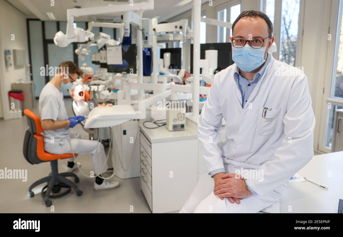 Leipzig, Deutschland. Januar 2021. Prof. Dr. Sebastian Hahnel, Dekan für Zahnmedizin an der Universität Leipzig. Sie können nicht lernen, ein Zahnarzt online zu sein. Daher sollte die Ausbildung der 274 Zahnmedizinstudenten 'am Patienten' auch in der Corona-Krise möglich bleiben. Die Laborarbeit wurde verkleinert, die Kurse geviertelt und dann halbiert. Hygienekonzepte werden ständig an die Arbeit an echten Patienten angepasst. Schließlich müssen die angehenden Zahnärzte in der Lage sein, sicher eine Füllung zu machen oder eine Krone vorzubereiten. Quelle: Jan Woitas/dpa-Zentralbild/dpa/Alamy Live News Stockfoto