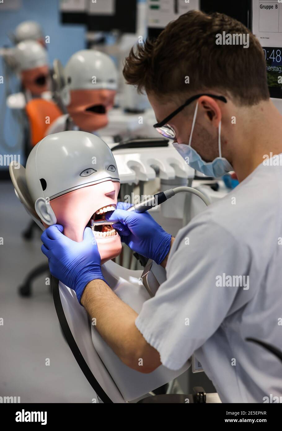 21. Januar 2021, Sachsen, Leipzig: Johann Dörschner, Zahnstudent an der Universität Leipzig, praktiziert an einem "Phantompatienten" neben leeren Nachbarsitzen. Sie können nicht lernen, ein Zahnarzt online zu sein. Deshalb sollte die Ausbildung der 274 Zahnmedizinstudenten 'am Patienten' auch in der Corona-Krise möglich bleiben. Die Laborarbeit wurde verkleinert, die Kurse geviertelt und dann halbiert. Hygienekonzepte werden ständig an die Arbeit an echten Patienten angepasst. Schließlich müssen die angehenden Zahnärzte in der Lage sein, sicher eine Füllung zu machen oder eine Krone vorzubereiten. Foto: Jan Woitas/dpa-Zentralbild/dp Stockfoto