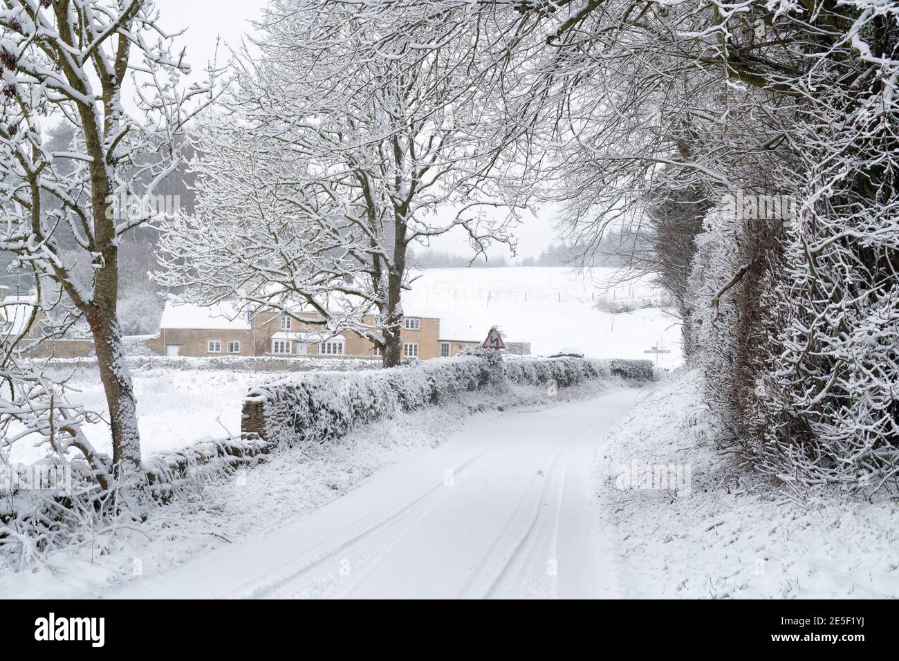 Cotswold Steinhütten in der Nähe von Swinbrook im Schnee. Cotswolds, Oxfordshire, England Stockfoto
