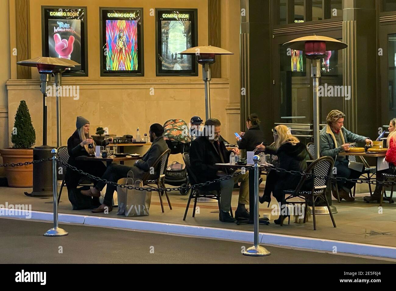 Blue Ribbon Sushi Bar & Grill Restaurant Gönner speisen in einem Outdoor Dining Bereich in den Pacific Theatres im Grove Shopping Center, Mittwoch, Jan. Stockfoto