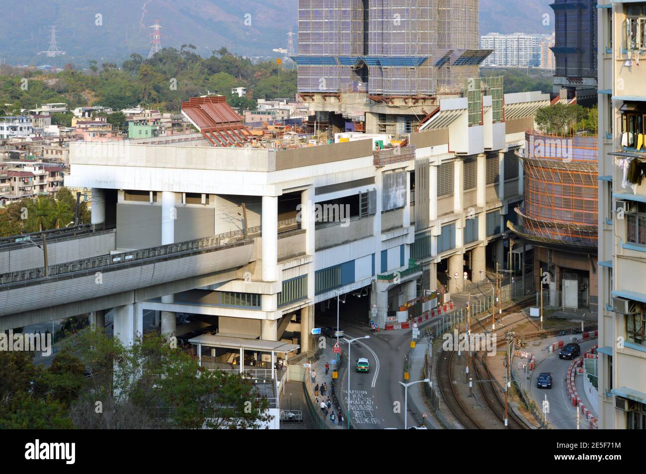 Außenansicht von Yuen Long Station, Hong Kong mit oberer Liegenschaftsentwicklung im Bau Stockfoto