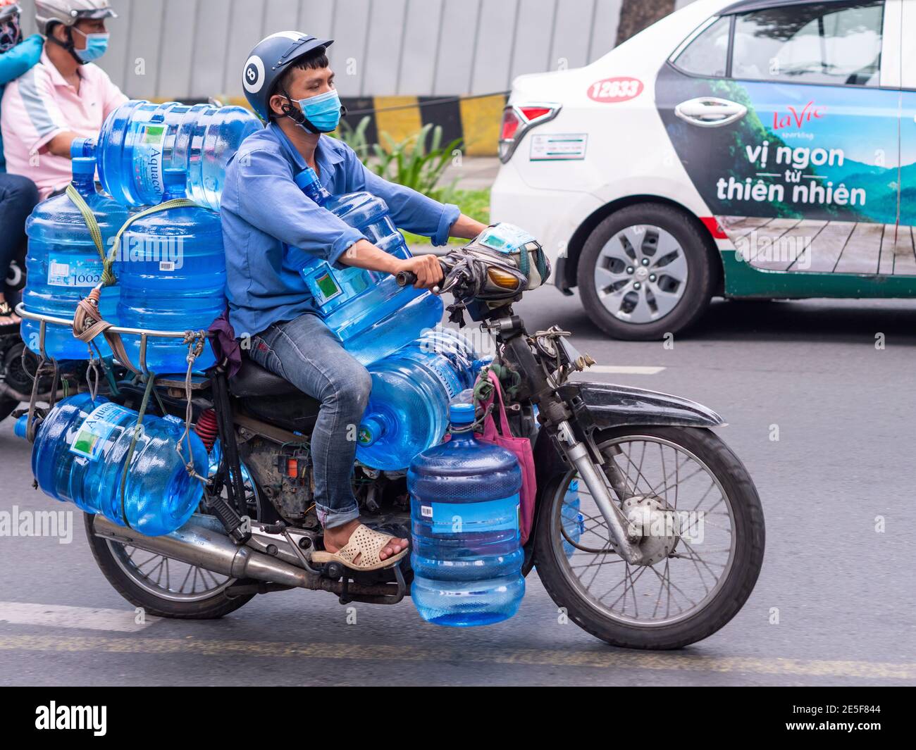 Frachtmotorrad für Wasserflaschen in Ho Chi Minh City, Vietnam. Stockfoto