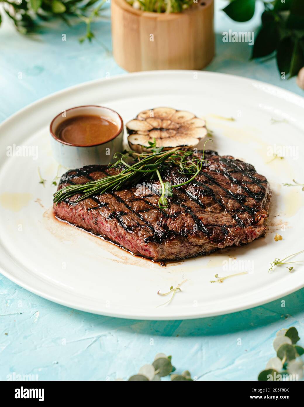 Gegrilltes Rindersteak Medium Braten mit Rosmarin Stockfoto