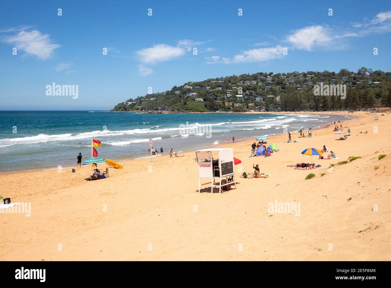 Palm Beach in Sydney mit der australischen Rettungsschwimmerstation und Menschen, die Sonnenbaden, Sydney, NSW, Australien Stockfoto