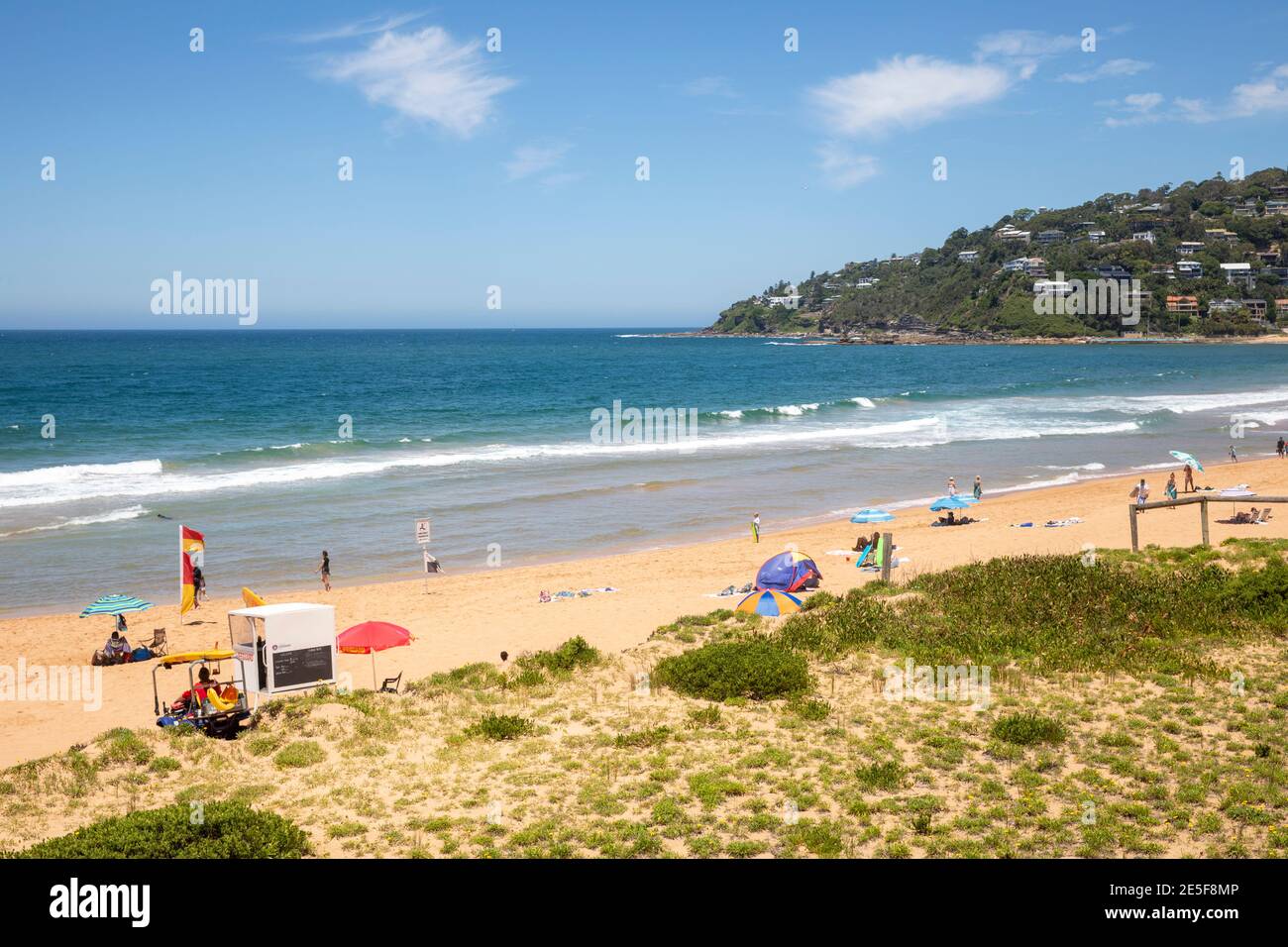 Palm Beach in Sydney und Strandgänger genießen einen faulen Sommertag am Strand, bewacht von australischem Rettungsschwimmer, Sydney Stockfoto