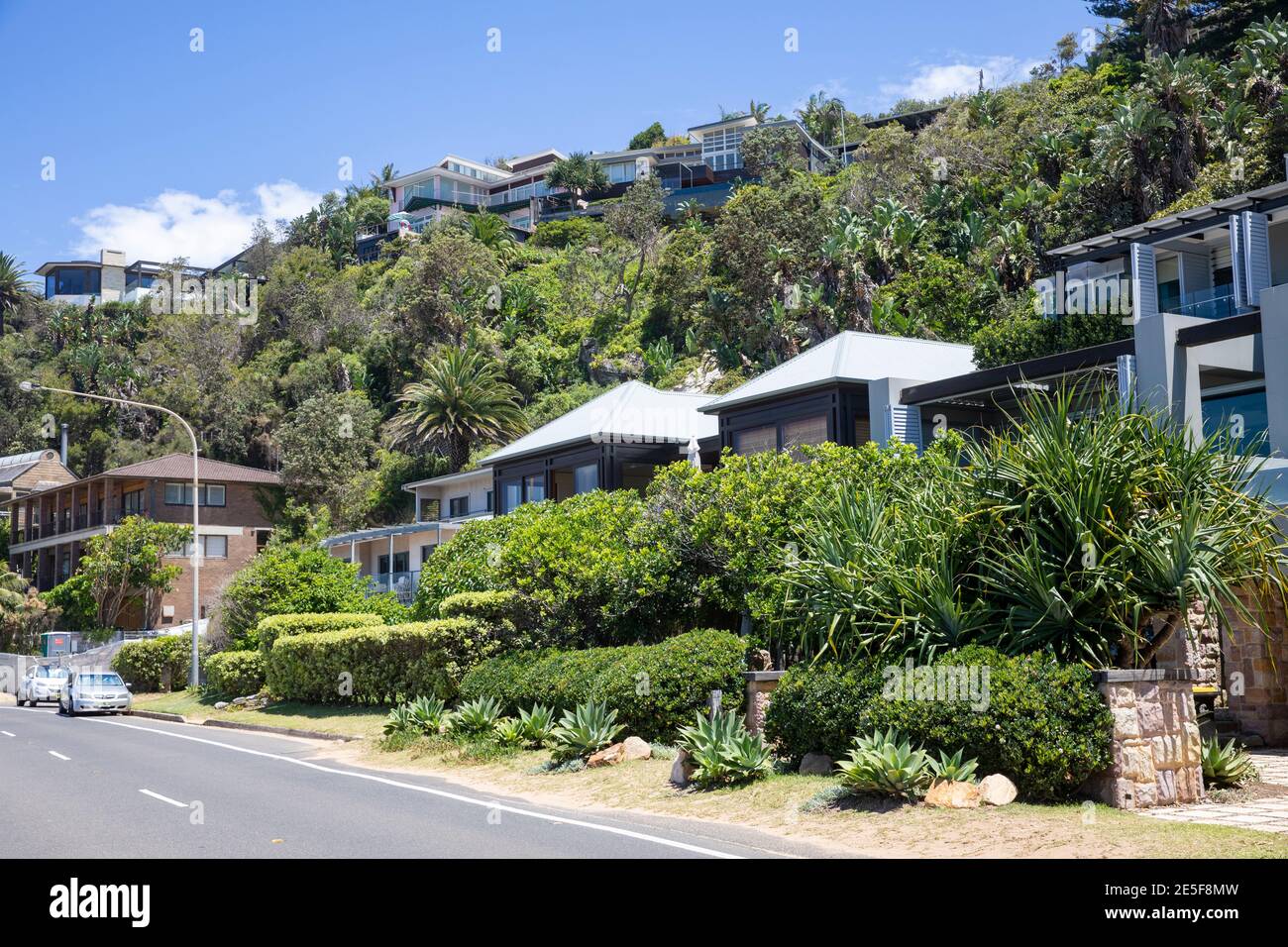 Häuser und Häuser in Sydney im wohlhabenden Vorort Palm Strand entlang der Barrenjoey Road, Sydney, NSW, Australien Stockfoto