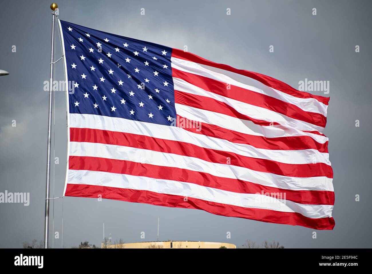 Eine amerikanische Flagge fliegt in der Nähe von Six Flags Magic Mountain, Montag, 25. Januar 2021, in Valencia, Kalifornien. (Dylan Stewart/Image of Sport) Stockfoto
