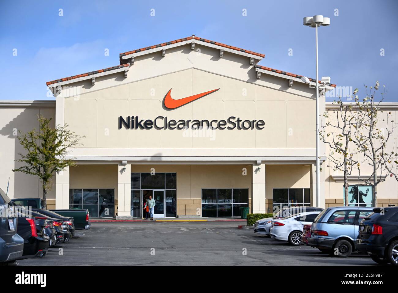 Allgemeine Gesamtansicht der Beschilderung des Nike Clearance Store inmitten der Coronavirus-Pandemie, Montag, 25. Januar 2021, in Valencia, Kalifornien (Dylan Stewart/Bild von Stockfoto