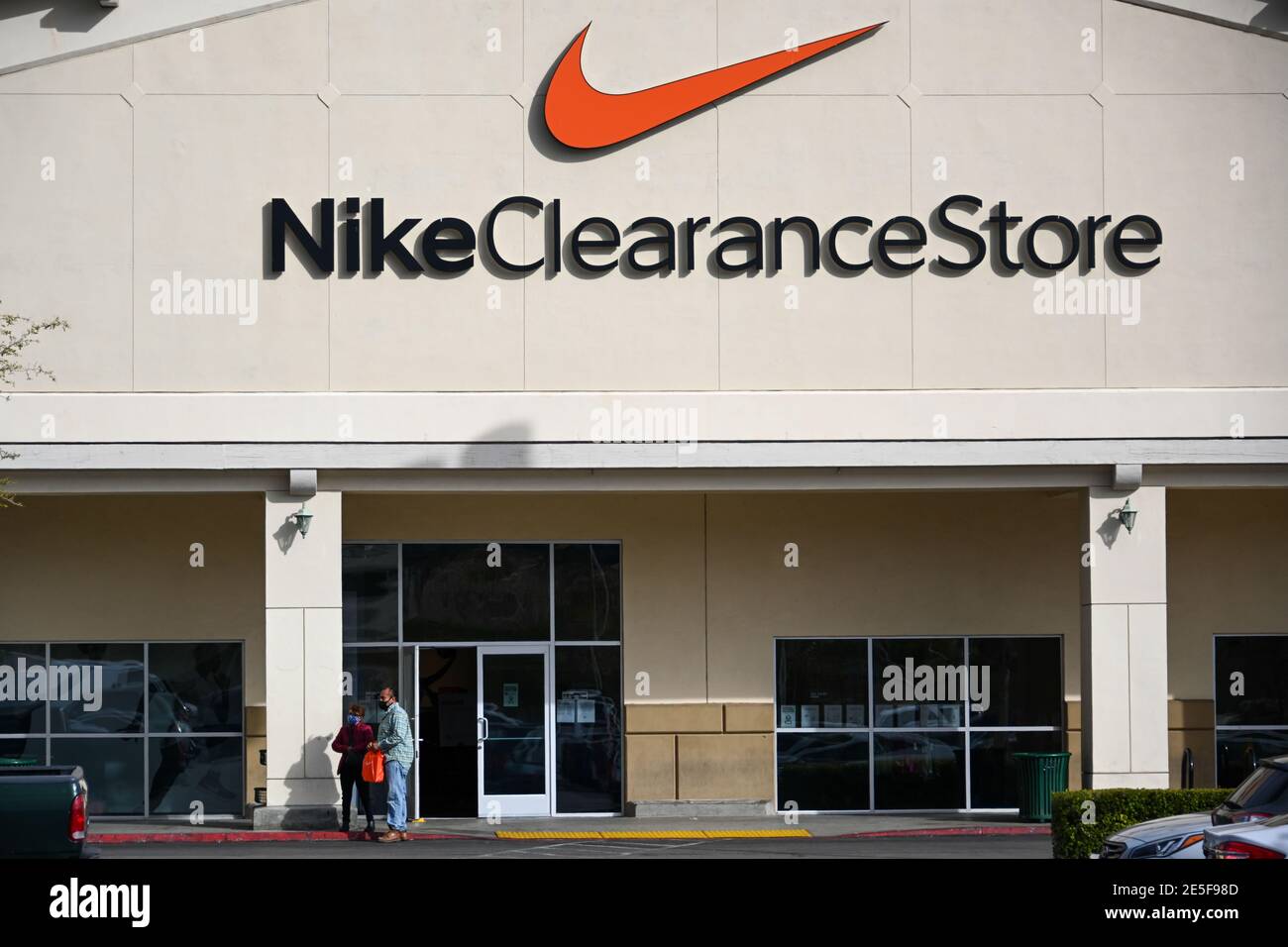 Allgemeine Gesamtansicht der Beschilderung des Nike Clearance Store inmitten der Coronavirus-Pandemie, Montag, 25. Januar 2021, in Valencia, Kalifornien (Dylan Stewart/Bild von Stockfoto