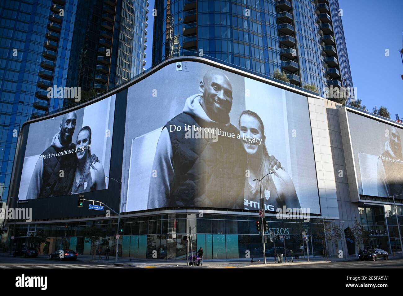 Sabrina Ionescu und Kobe Bryant erscheinen in einer Nike Anzeige während einer Gedenkstätte für Kobe Bryant und Tochter Gianna in der Nähe von Staples Center, Dienstag, 26. Januar, Stockfoto