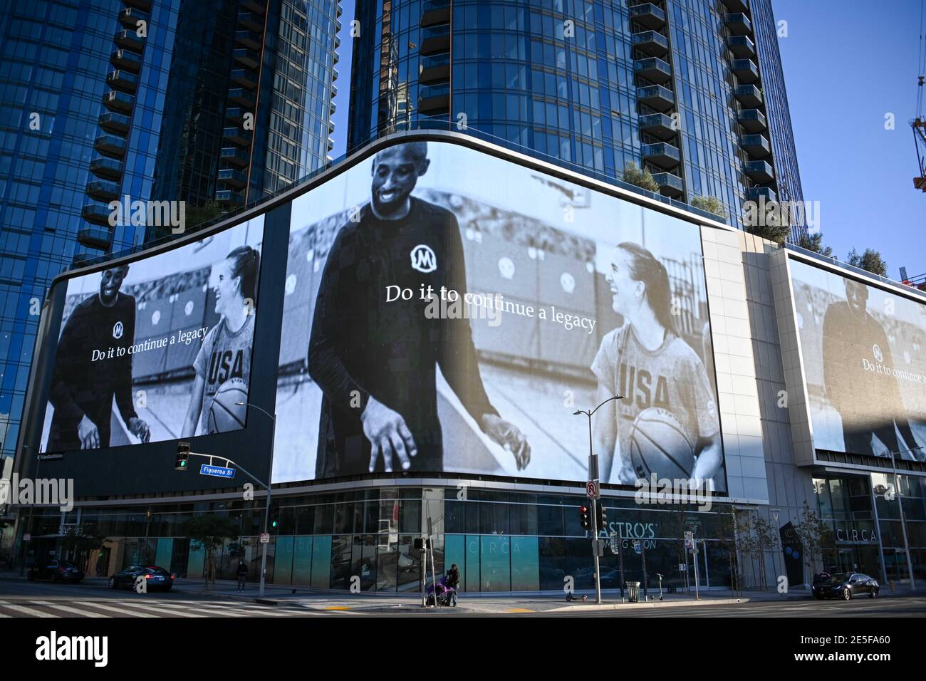 Sabrina Ionescu und Kobe Bryant erscheinen in einer Nike Anzeige während einer Gedenkstätte für Kobe Bryant und Tochter Gianna in der Nähe von Staples Center, Dienstag, 26. Januar, Stockfoto
