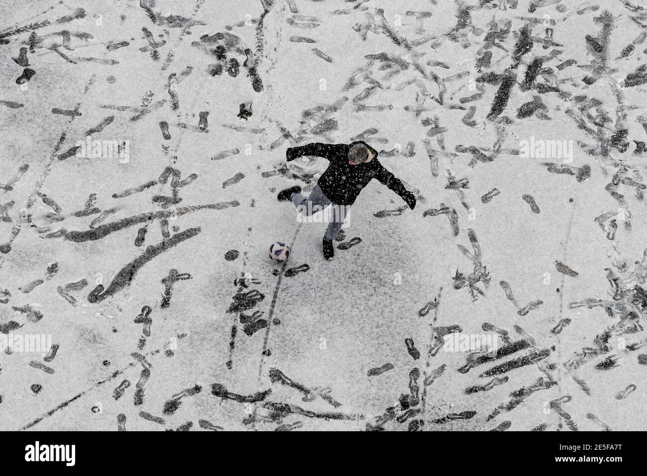 Der Sturm Darcy bringt weiterhin eisige Temperaturen und Schnee nach London und in Teile Großbritanniens, während der Kälteeinbruch andauert. Kalte Luft aus Russland und Osteuropa wird sich in den kommenden Tagen quer durch Großbritannien bewegen, wobei die Quecksilberwerte voraussichtlich bei minus 5C liegen werden. Stockfoto