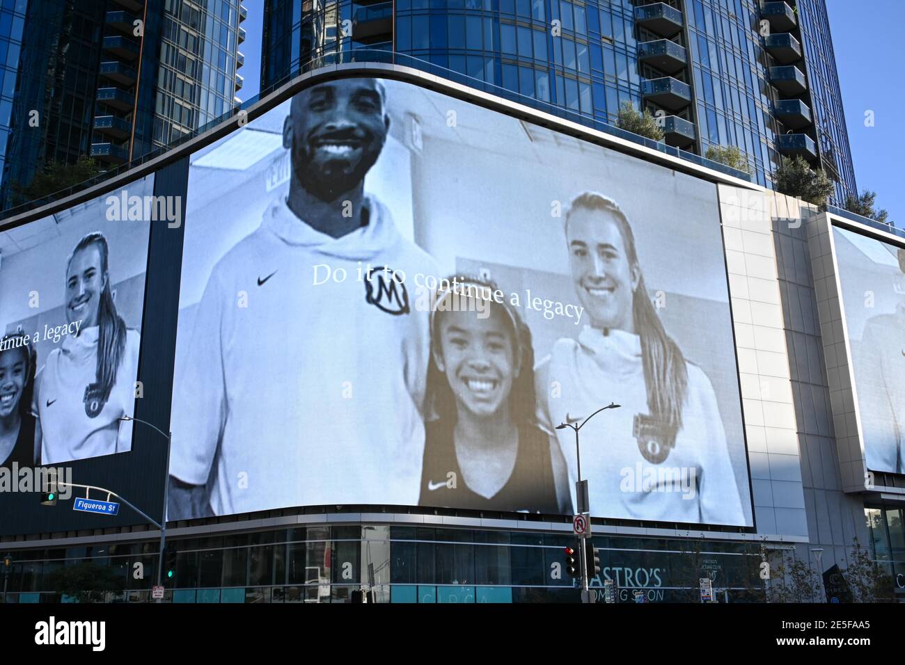 Sabrina Ionescu (rechts), Gianna Bryant (Mitte) und Kobe Bryant erscheinen in einer Nike Anzeige während einer Gedenkstätte für Kobe Bryant und Tochter Gianna in der Nähe von St. Stockfoto