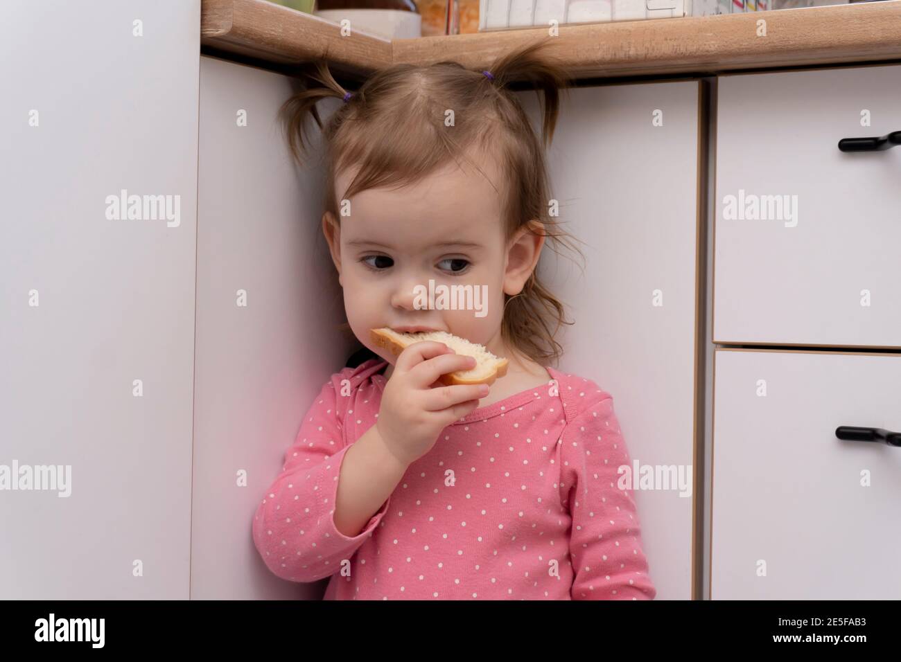 Kleinkinder essen Brot Stockfoto
