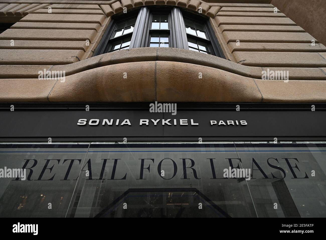 New York, USA. Januar 2021. Die Verkaufsfläche, die einst von der Sonia Rykiel Modeboutique an der Madison Avenue besetzt war, wurde am 27. Januar 2021 in New York, NY, zum Leasingvertrag markiert. Die Fashion Week 2021 beginnt in Paris, Frankreich, wo Modedesigner ihre Kollektionen im Frühjahr 2021 auf neue und fantasievolle Art und Weise präsentieren, trotz COVID-19 Einschränkungen wie Flugreisen und einer Stadtsperre für bestimmte Tageszeiten. (Foto von Anthony Behar/Sipa USA) Quelle: SIPA USA/Alamy Live News Stockfoto