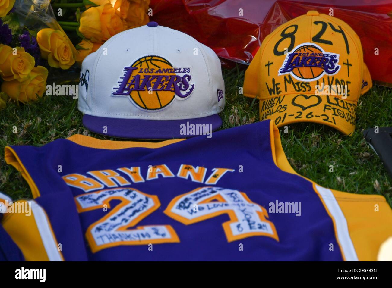 Fans versammeln sich am Dienstag, den 26. Januar 2021 in Los Angeles an einer Gedenkstätte für Kobe Bryant und Tochter Gianna in der Nähe des Staples Centers. (Dylan Stewart/Bild der SpO Stockfoto
