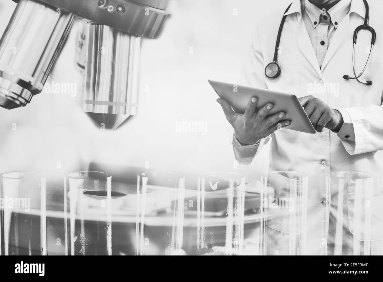 Medizinische Wissenschaft Forschung und Entwicklung Konzept - Arzt hält Tablet-Computer mit wissenschaftlichen Instrument, Mikroskop und chemischen Reagenzglas im Labor Stockfoto