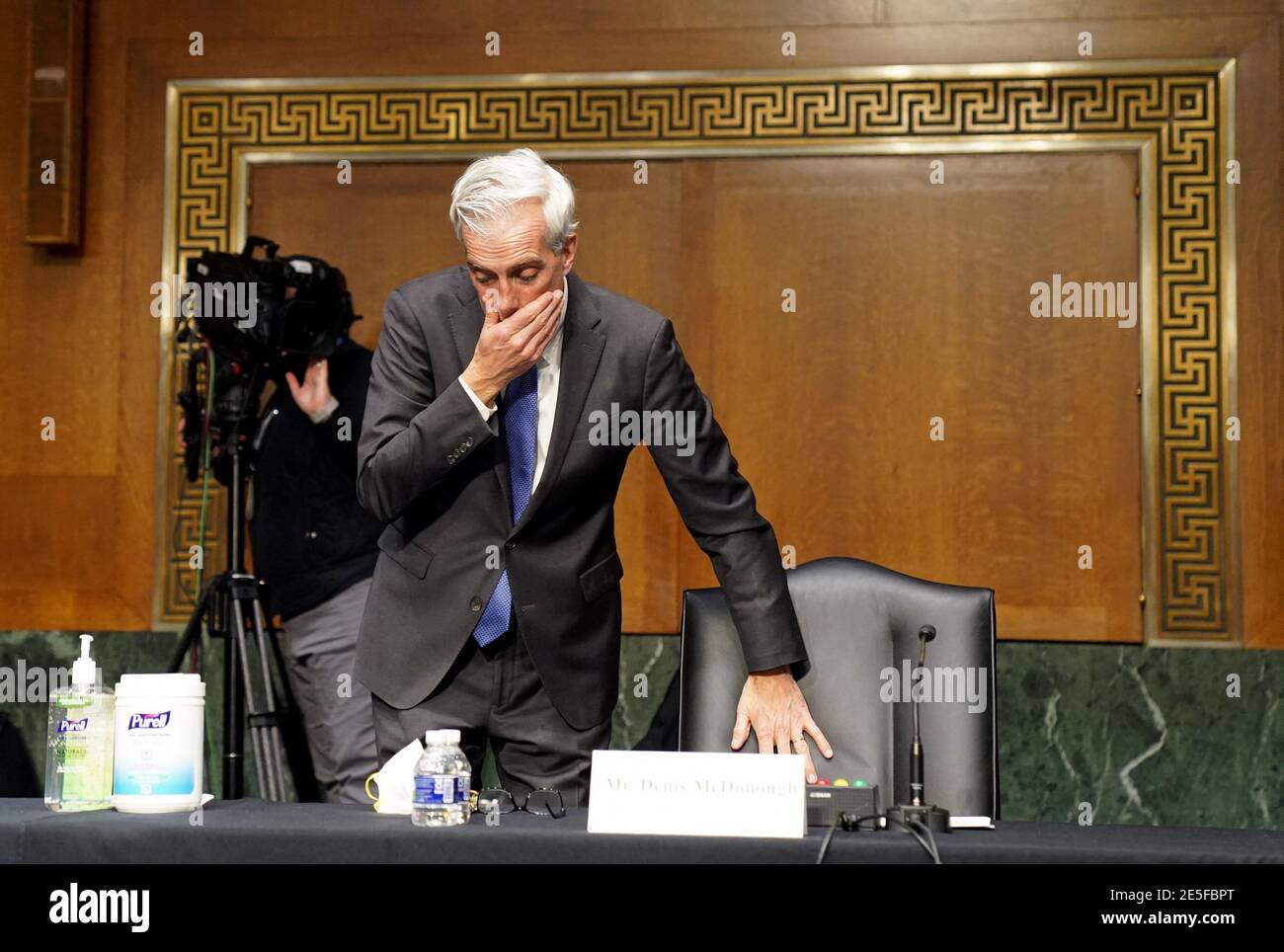 Denis McDonough, Sekretär für Veteranenangelegenheiten, Nominierter für Präsident Joe Biden, nimmt seinen Sitz ein, bevor er während seiner Bestätigungsverhandlung im Senat des Veteranenanangelegenheiten-Ausschusses am Mittwoch, 27. Januar 2021 in Washington, DC, USA, aussagt. Foto von Leigh Vogel/Pool/ABACAPRESS.COM Stockfoto