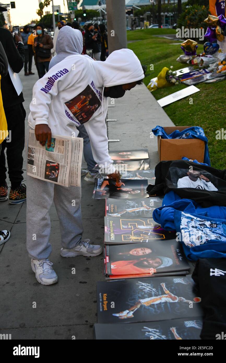 Fans versammeln sich am Dienstag, den 26. Januar 2021 in Los Angeles an einer Gedenkstätte für Kobe Bryant und Tochter Gianna in der Nähe des Staples Centers. (Dylan Stewart/Bild der SpO Stockfoto