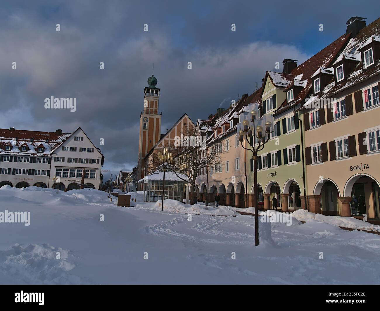 Schönes Stadtbild von Freudenstadt, Schwarzwald mit verschneiten Marktplatz, Rathaus und die berühmten Arkaden in der Wintersaison an sonnigen Tagen. Stockfoto