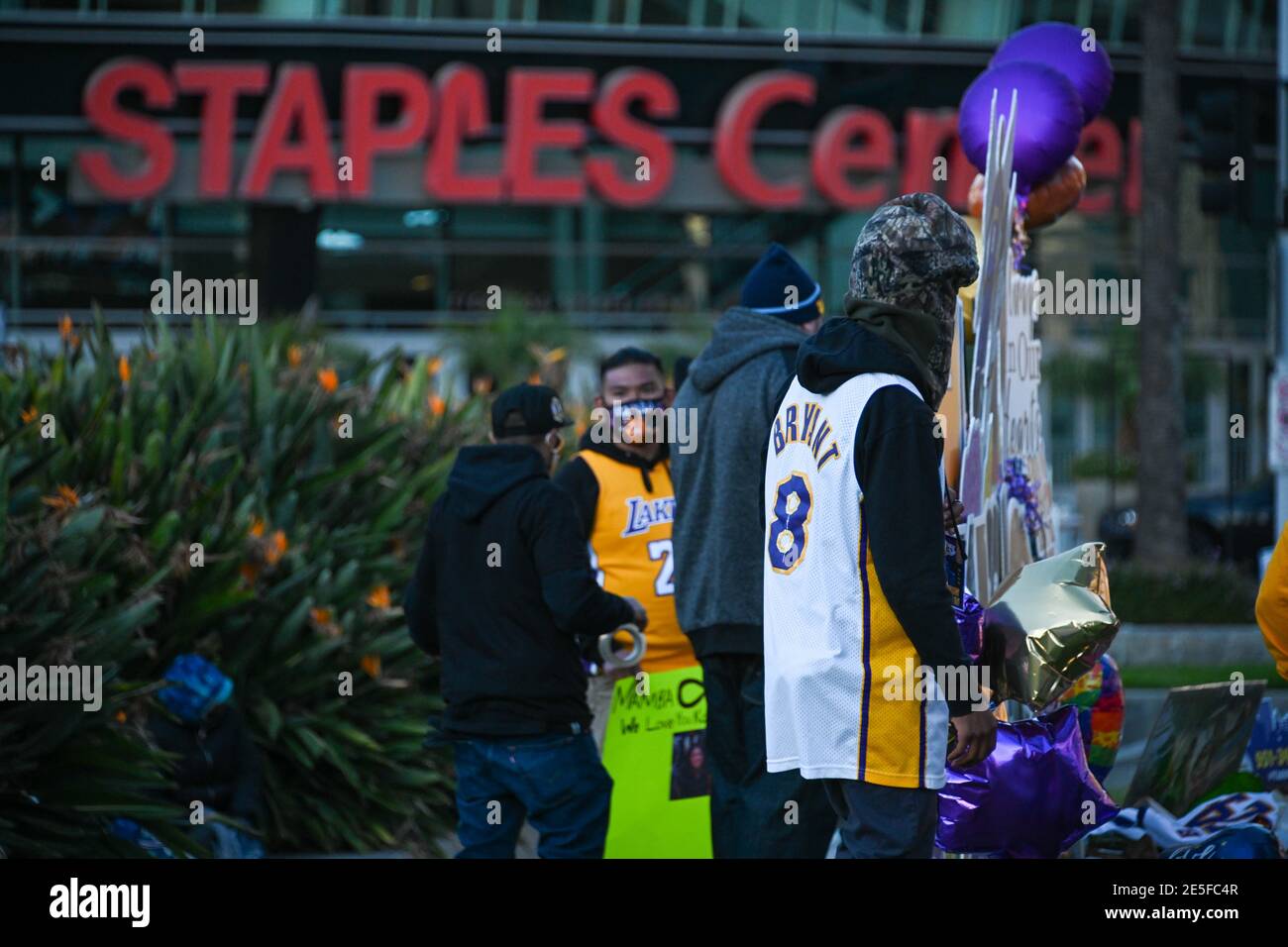 Fans versammeln sich am Dienstag, den 26. Januar 2021 in Los Angeles an einer Gedenkstätte für Kobe Bryant und Tochter Gianna in der Nähe des Staples Centers. (Dylan Stewart/Bild der SpO Stockfoto