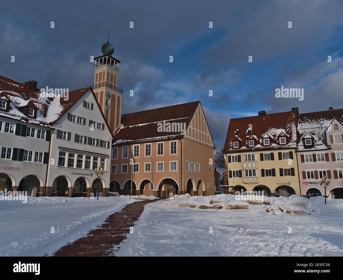 Schöne Aussicht auf verschneiten Stadtplatz des Luftkurortes Freudenstadt, Schwarzwald mit Rathaus und die berühmten Arkaden am sonnigen Tag. Stockfoto