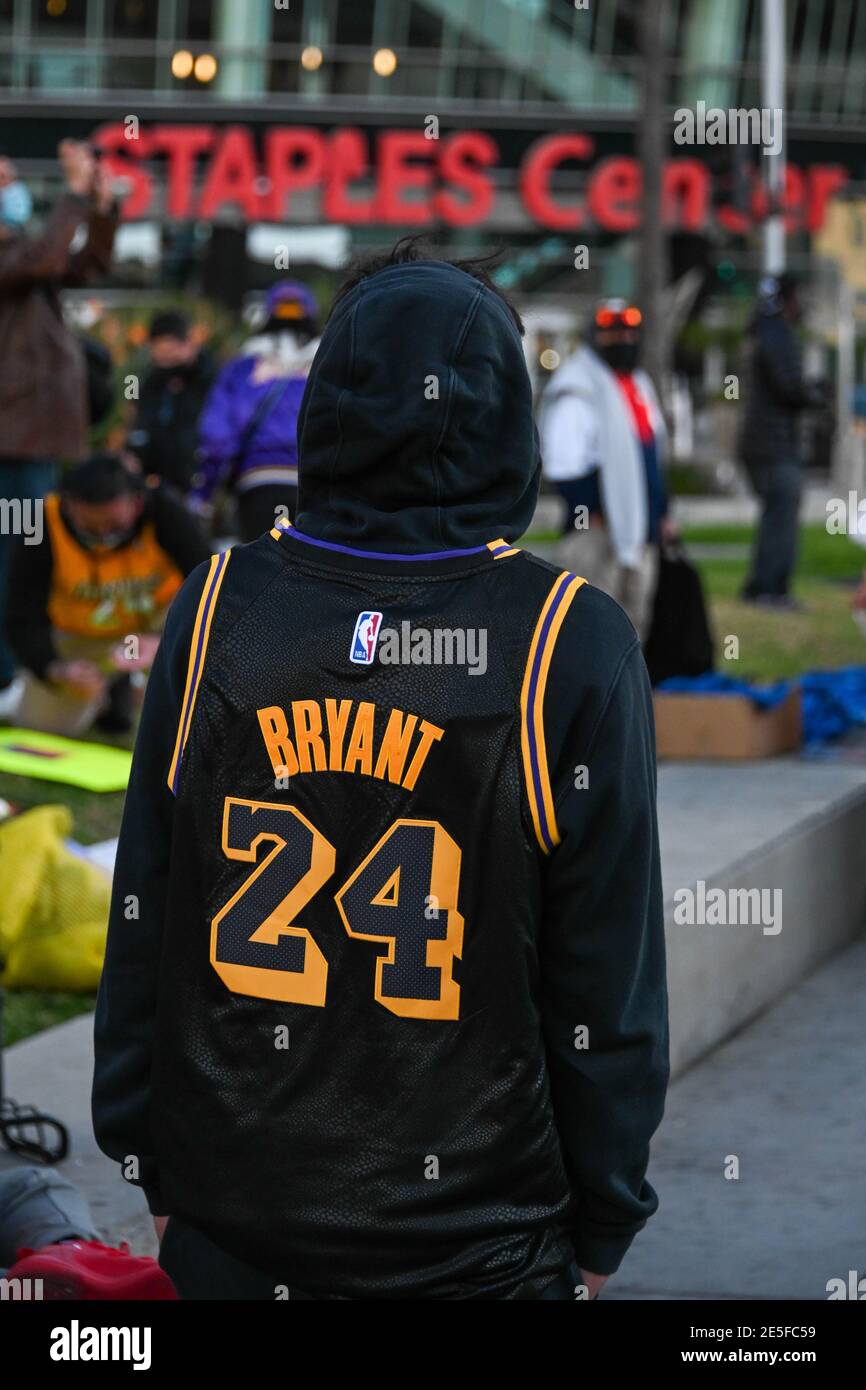 Fans versammeln sich am Dienstag, den 26. Januar 2021 in Los Angeles an einer Gedenkstätte für Kobe Bryant und Tochter Gianna in der Nähe des Staples Centers. (Dylan Stewart/Bild der SpO Stockfoto