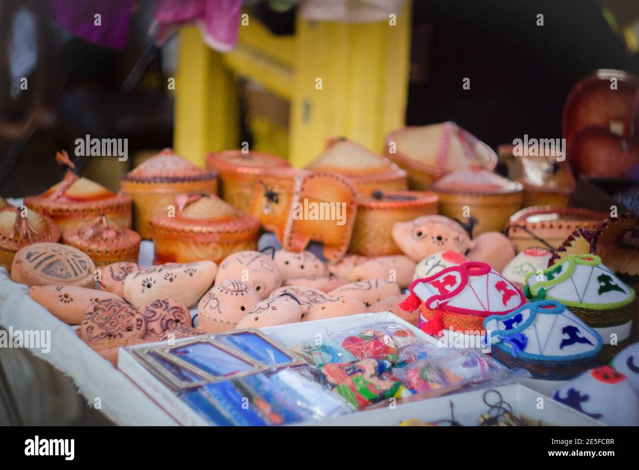 Orientalische Souvenirs im asiatischen Markt Kasachstan Stockfoto