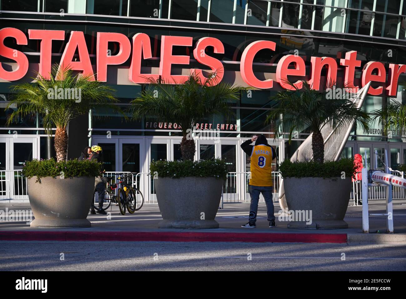 Allgemeine Gesamtansicht des Staples Centers während einer Gedenkstätte für Kobe Bryant und Tochter Gianna in der Nähe des Staples Centers, Dienstag, 26. Januar 2021, in Los Angel Stockfoto