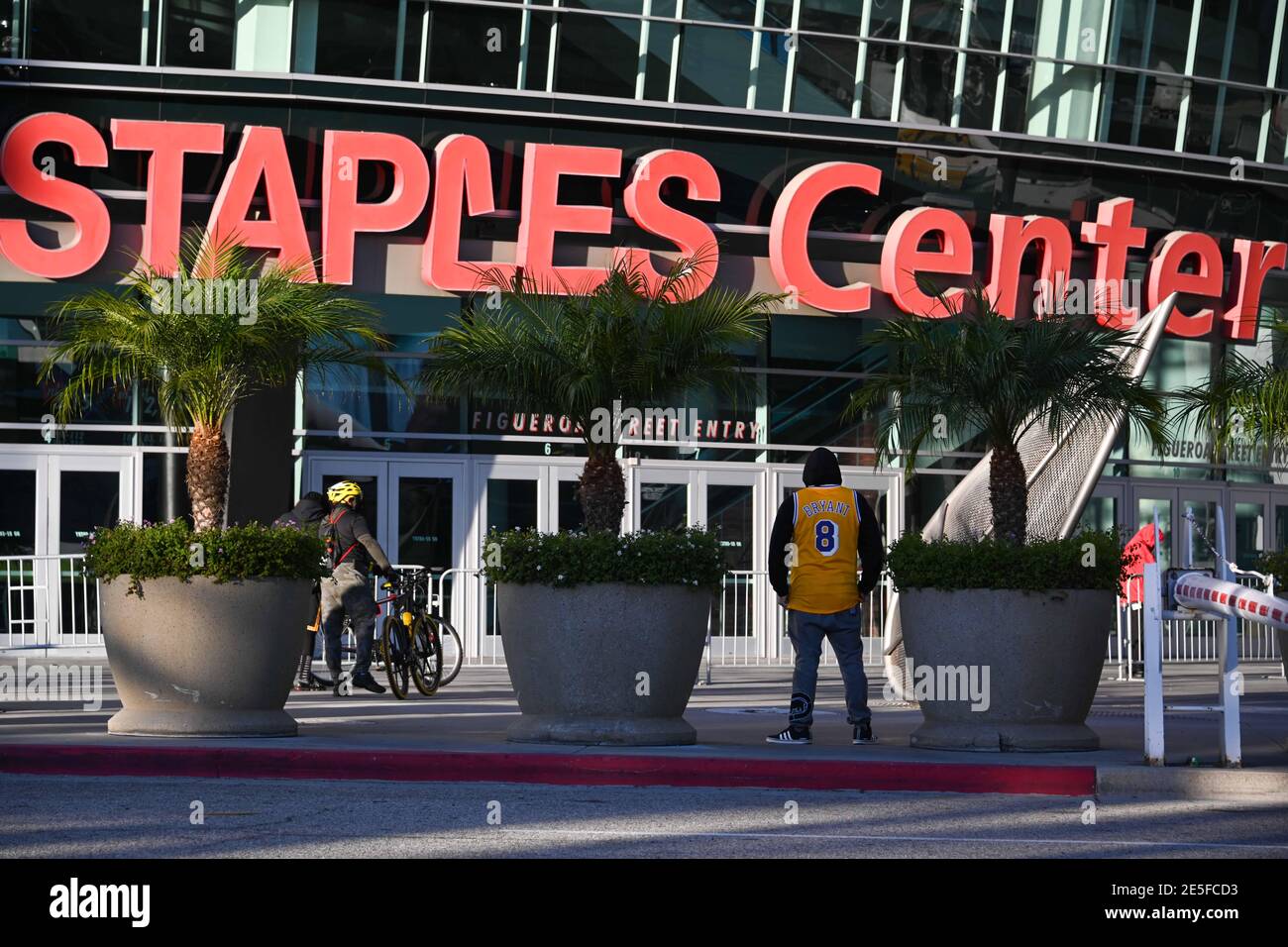 Allgemeine Gesamtansicht des Staples Centers während einer Gedenkstätte für Kobe Bryant und Tochter Gianna in der Nähe des Staples Centers, Dienstag, 26. Januar 2021, in Los Angel Stockfoto