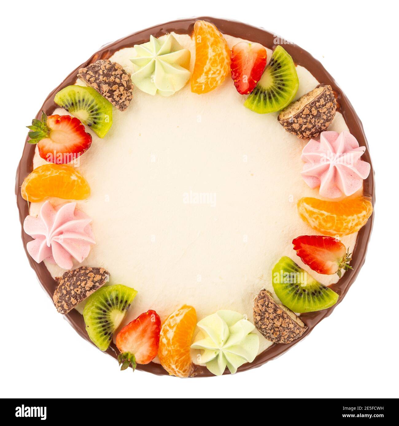 Isoliert dekorierter Spinatkuchen mit Quark-Creme Stockfoto