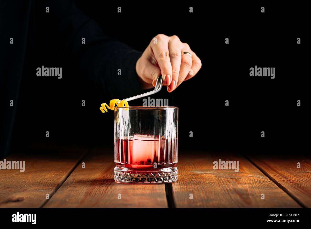 Herstellung negroni Cocktail in alten Mode Glas Stockfoto