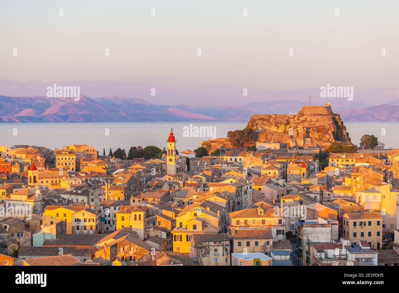 Draufsicht auf die Altstadt von Korfu und die alte Festung Im Hintergrund Stockfoto