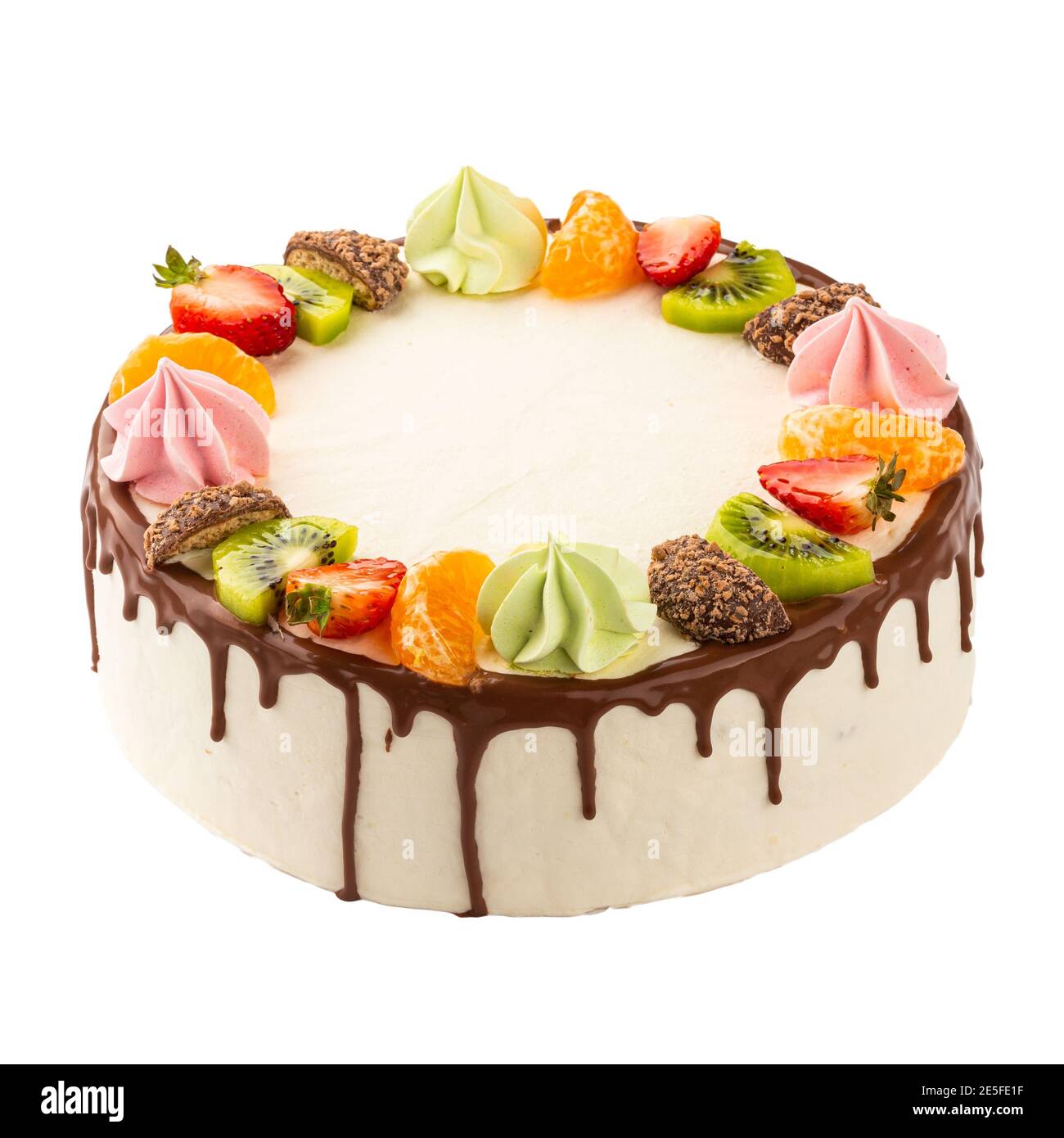 Isoliert dekorierter Spinatkuchen mit Quark-Creme Stockfoto