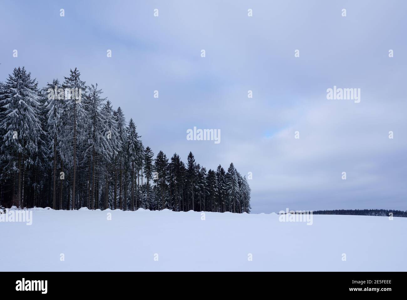 Landschaftlich schöner Blick auf eine Winterlandschaft gegen den Himmel Stockfoto