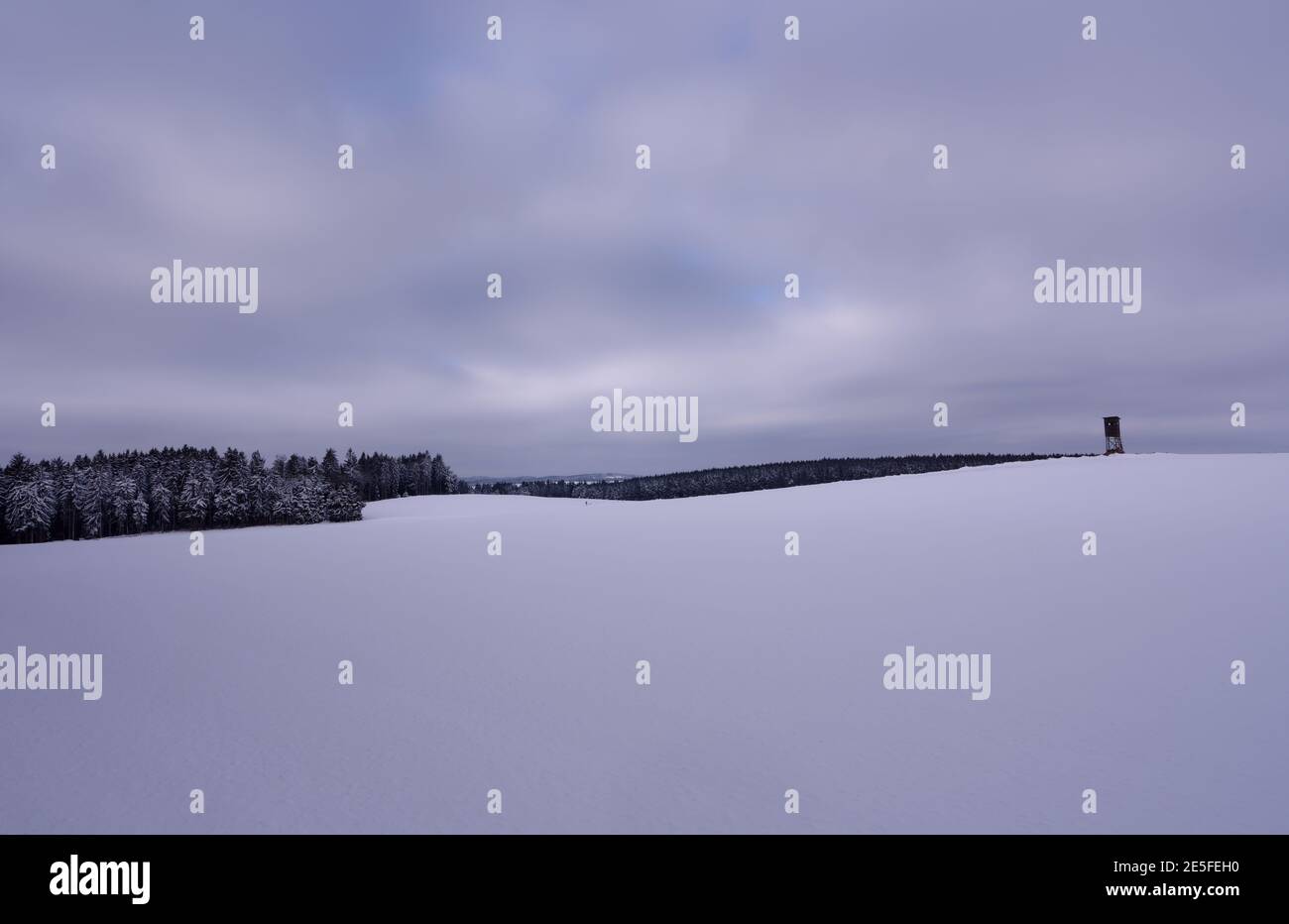 Landschaftlich schöner Blick auf eine Winterlandschaft gegen den Himmel Stockfoto