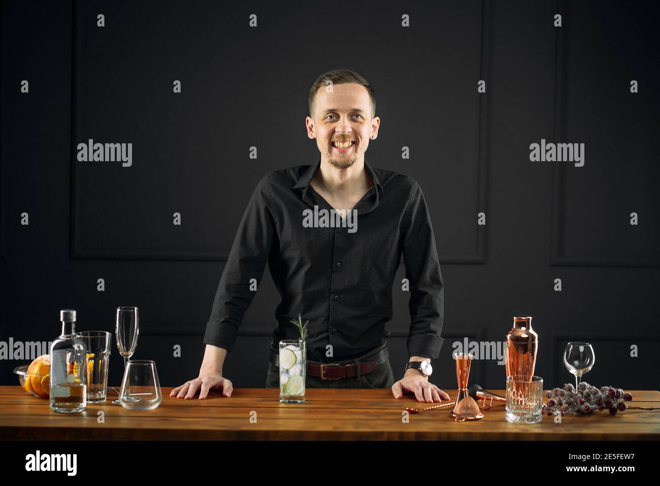 Der Barkeeper stand hinter dem Schreibtisch mit Gin Tonic Stockfoto
