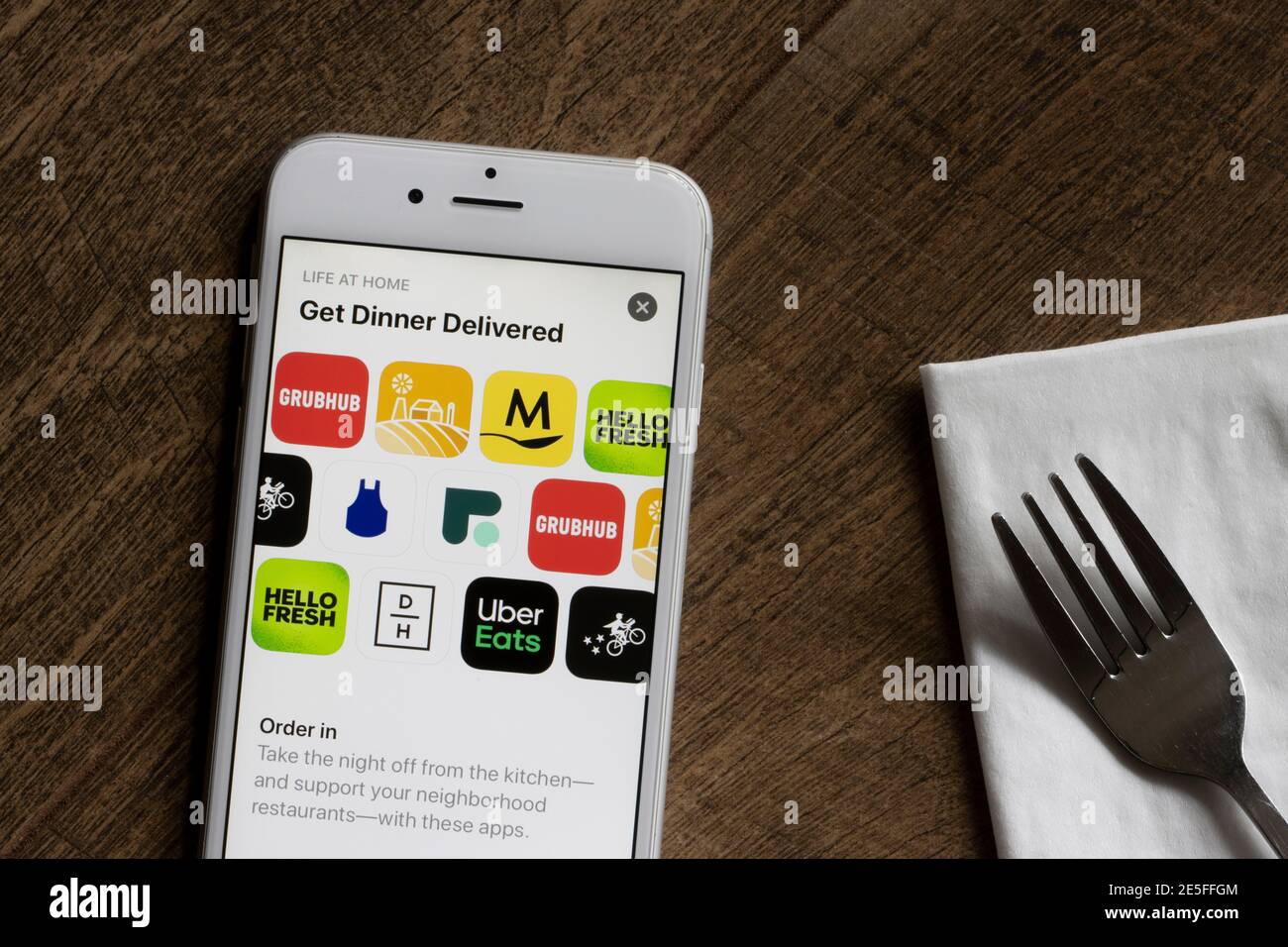 Verschiedene Apps für die Lebensmittelzustellung sind auf einem iPhone zu sehen - Grubhub, Uber Eats, Postmates, Fresh, Daily Harvest, HelloFresh, Blue Apron, und etc. Stockfoto