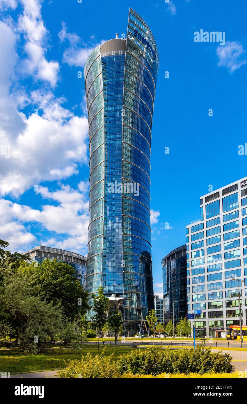 Warschau, Polen - 22. Mai 2020: Warsaw Spire Büroturm der Immofinanz auf dem Europejski Platz im Wola Geschäftsviertel von Warschau Stockfoto