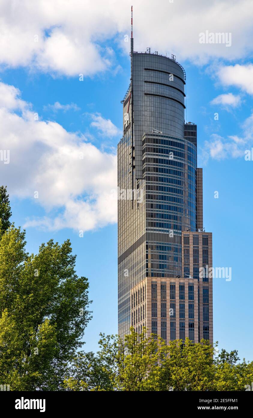 Warschau, Polen - 22. Mai 2020: Warschau Trade Tower Büro Wolkenkratzer in Chlodna Straße in Wola Geschäftsviertel von Warschau Stockfoto